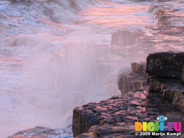 SX04076 Waves crashing against rocks - series 06